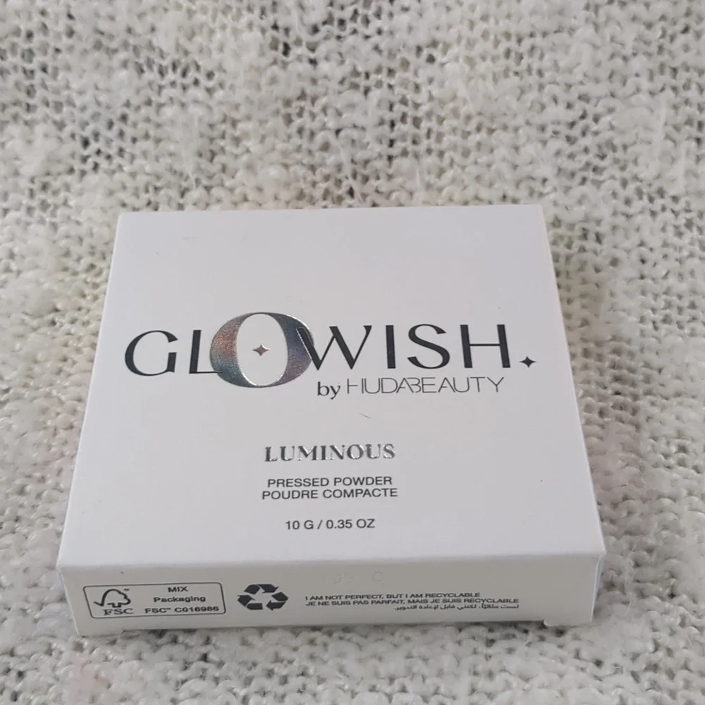 HUDA BEAUTY GloWish Luminous Pressed Powder in 06 MEDIUM TAN, 10g/0.35oz
